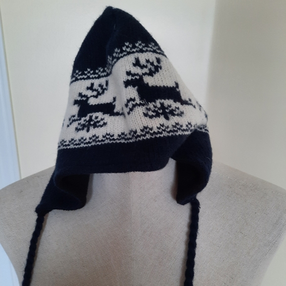 Cute wool toque with ear covering - Picture 2 of 7